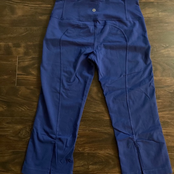 Lululemon Gather and Crow II crops - Picture 2 of 5